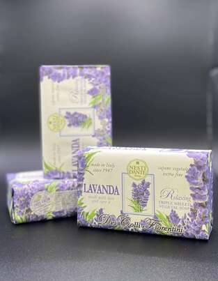 Sie sehen eine Packung Seife Nesti Dante Lavendel 1St, Produktbild: 01 Seife Nesti Dante Lavendel 1St, A-Nr.: 8004546 - 01