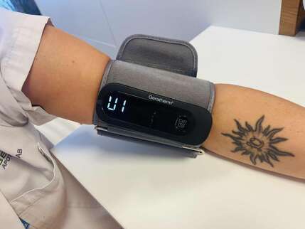 BLutdruckmessgerät Iris Arm.jpg
