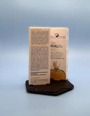Sie sehen eine Packung Unifarco Oralflu Hals Spray 20ml, Produktbild: 02 Unifarco Oralflu Hals Spray 20ml, A-Nr.: 8012126 - 02