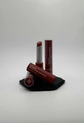 Sie sehen eine Packung Dolomia Lip Balm 32 1ST, Produktbild: 01 Dolomia Lip Balm 32 1ST, A-Nr.: 8021579 - 01