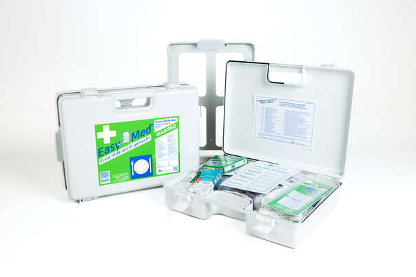 Sie sehen eine Packung EasyMed Erste Hilfe Kasten Gastro Z1020, Produktbild: 02 EasyMed Erste Hilfe Kasten Gastro Z1020, A-Nr.: 6029714 - 02