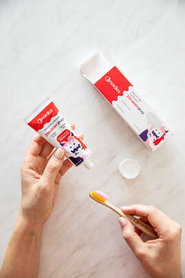 Sie sehen eine Packung Nordics Probiotische Zahnpasta Kids Strawberry Splash ohne Flourid, Produktbild: 04 Nordics Probiotische Zahnpasta Kids Strawberry Splash ohne Flourid, A-Nr.: 5666933 - 04