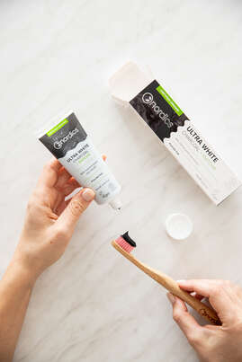 Sie sehen eine Packung Nordics Bio Zahnpasta Ultra White + Öko Zahnbürste Bambus Blau, Produktbild: 03 Nordics Bio Zahnpasta Ultra White + Öko Zahnbürste Bambus Blau, A-Nr.: 5666784 - 03