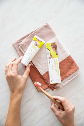 Sie sehen eine Packung Nordics Zahnpasta Morning Fresh Anti-Karies ohne Fluorid mit Kokos & Minze, Produktbild: 03 Nordics Zahnpasta Morning Fresh Anti-Karies ohne Fluorid mit Kokos & Minze, A-Nr.: 5332126 - 03