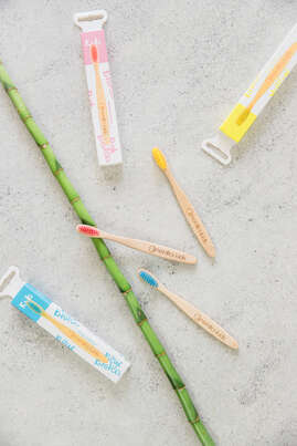 Sie sehen eine Packung Nordics Öko Zahnbürste Kids Bambus mit gelben Borsten, Produktbild: 03 Nordics Öko Zahnbürste Kids Bambus mit gelben Borsten, A-Nr.: 5332132 - 03